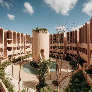 https://babel.quintano-roohotels.com